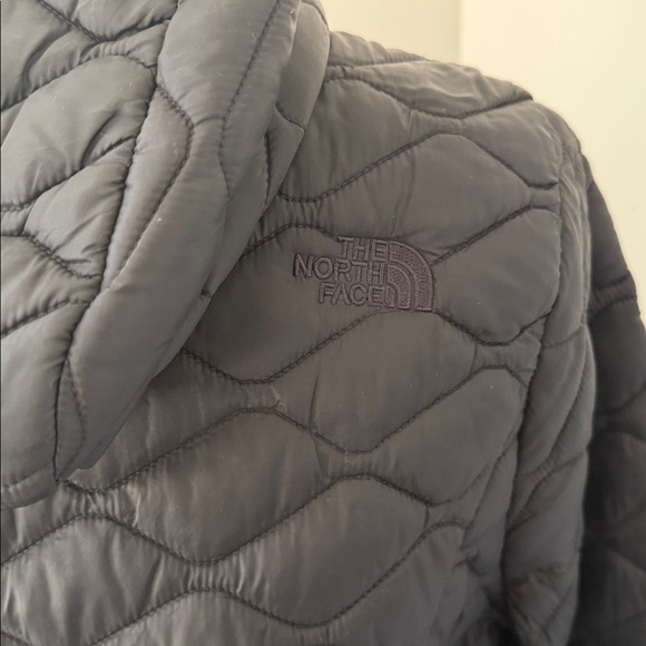 The North Face Womens ThermoBall Insulated Hooded Parka - Black-Medium, like new - Picture 10 of 12